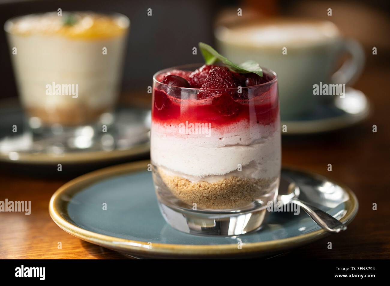 Delizioso dessert alla fragola in un accogliente caffè con strati cremosi e base croccante Foto Stock