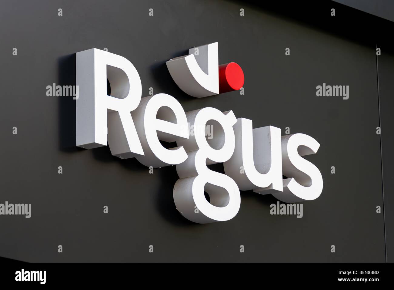 Cartello fuori da una struttura Regus. Regus è un marchio di IWG (International Workplace Group), società multinazionale che offre uffici serviti e coworking Foto Stock
