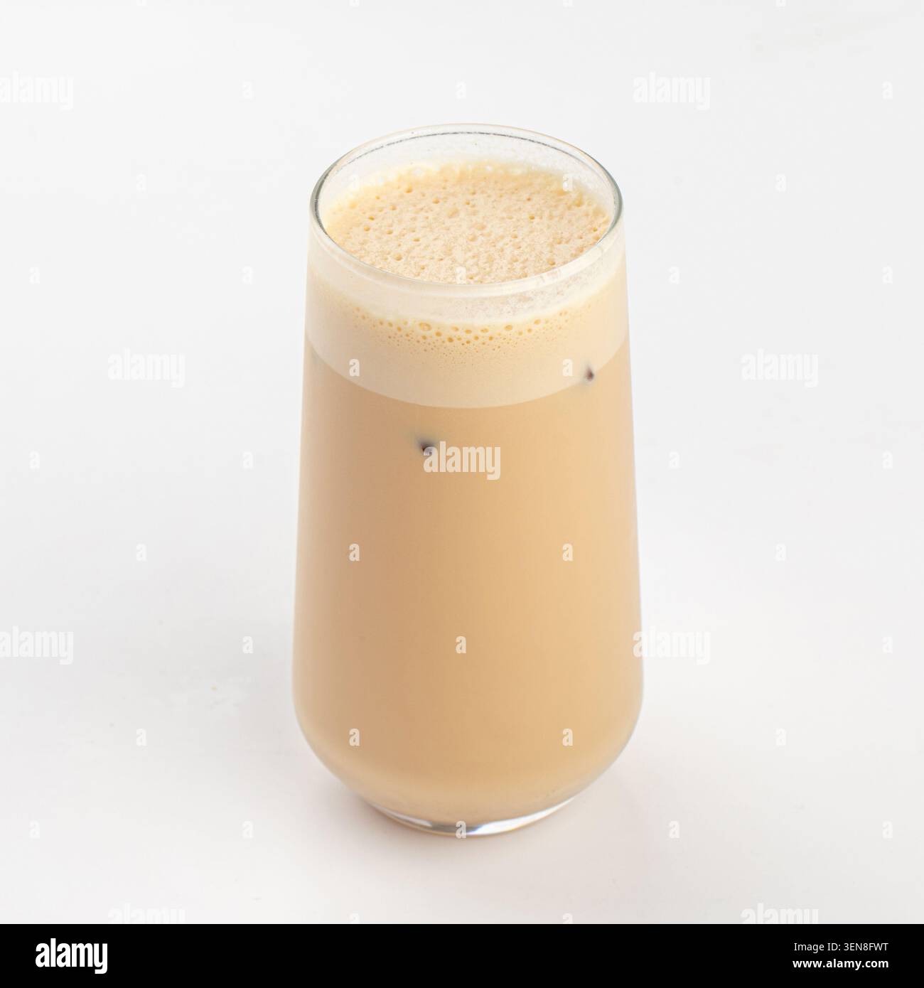 Tè al latte cremoso isolato su sfondo bianco Foto Stock