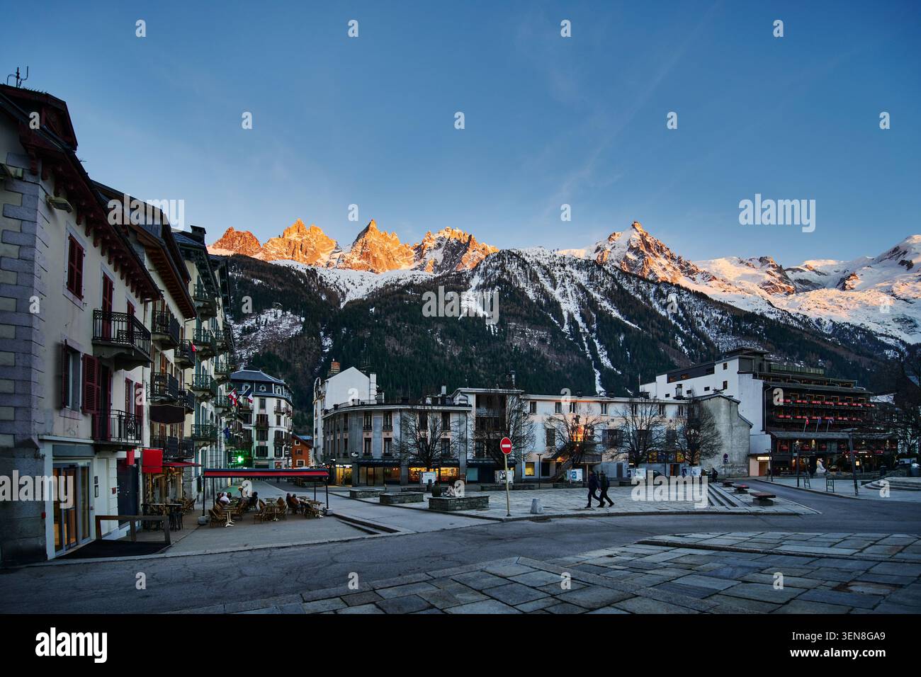 Scena di strada nel centro di Chamonix-Mont-Blanc, Francia, Europa Foto Stock