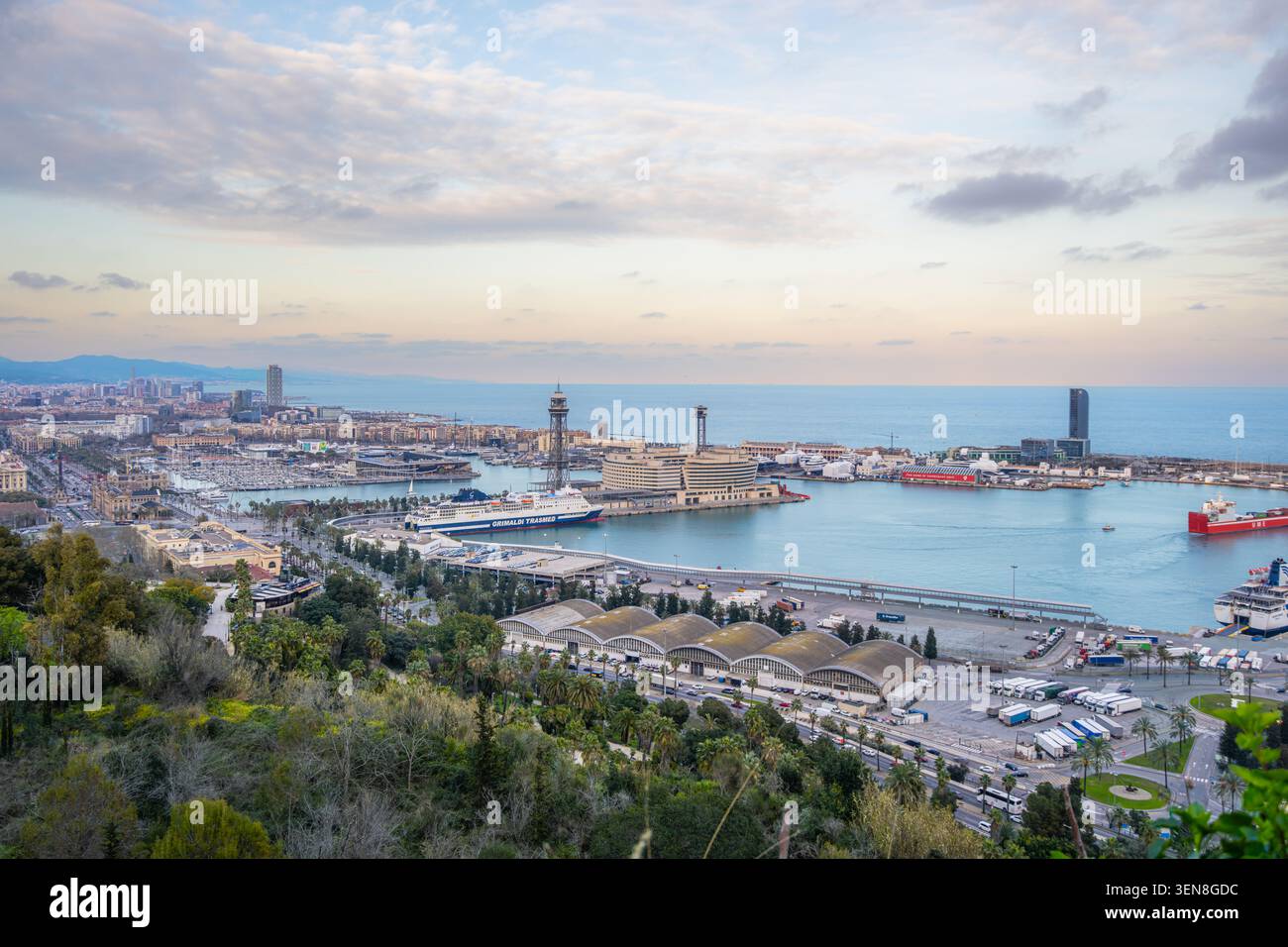 BARCELLONA, SPAGNA - 18 MARZO 2025: Una vista panoramica del porto di Barcellona, vista dal punto panoramico del castello di Montjuic, con navi da crociera Foto Stock