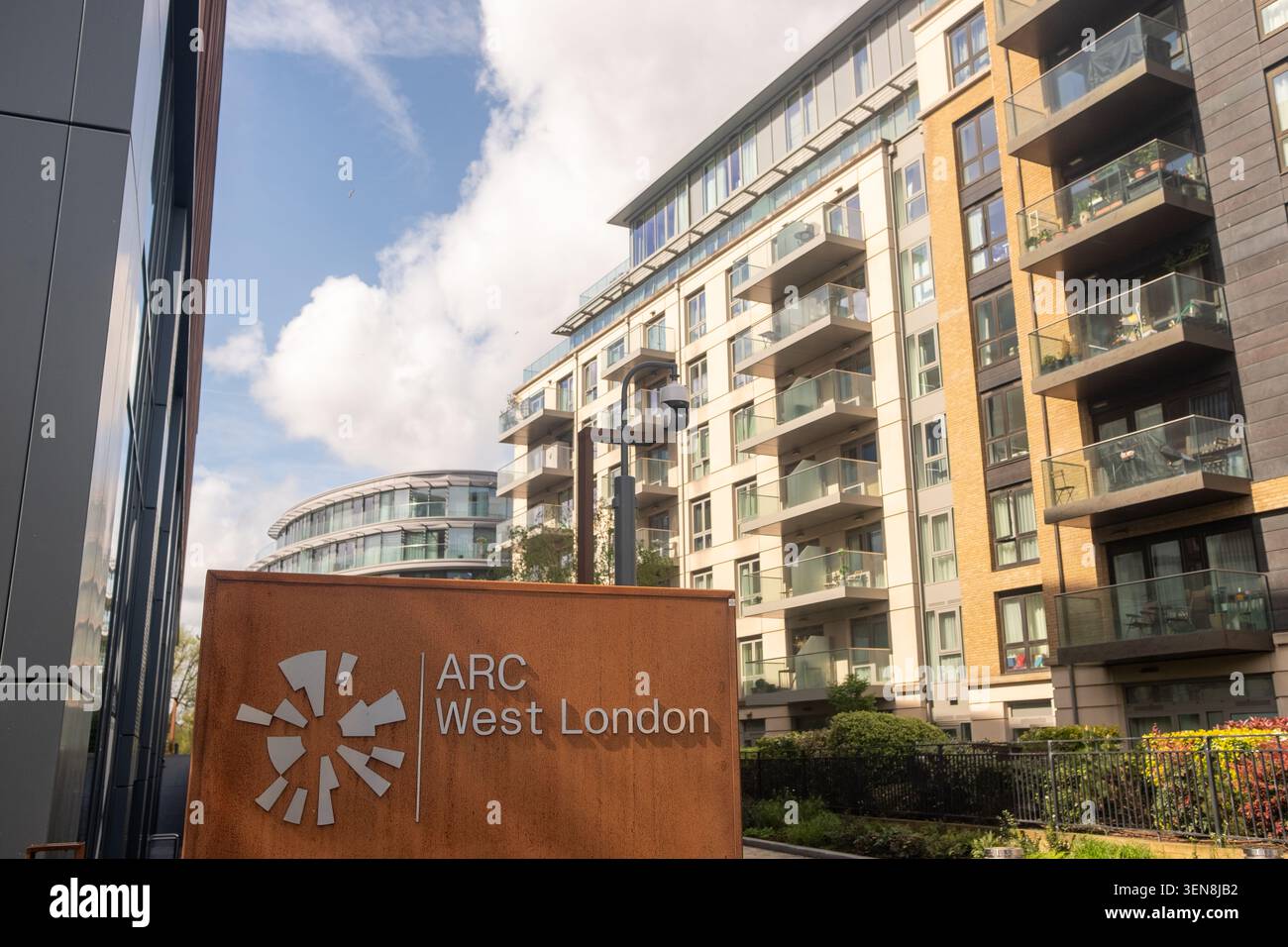 LONDRA - 16 APRILE 2026: HAMMERSMITH – ARC West London Modern Riverside Development Foto Stock