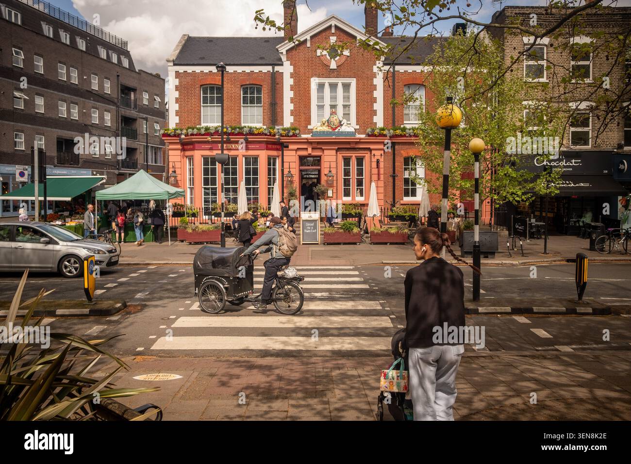LONDRA - 16 APRILE 2026: CHISWICK - The Hound pub con posti a sedere all'aperto Foto Stock