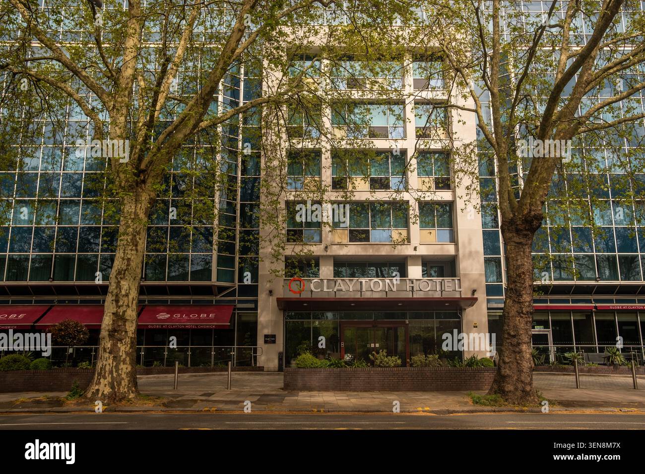LONDRA - 16 APRILE 2026: CHISWICK - Clayton Hotel moderno edificio alberghiero Foto Stock