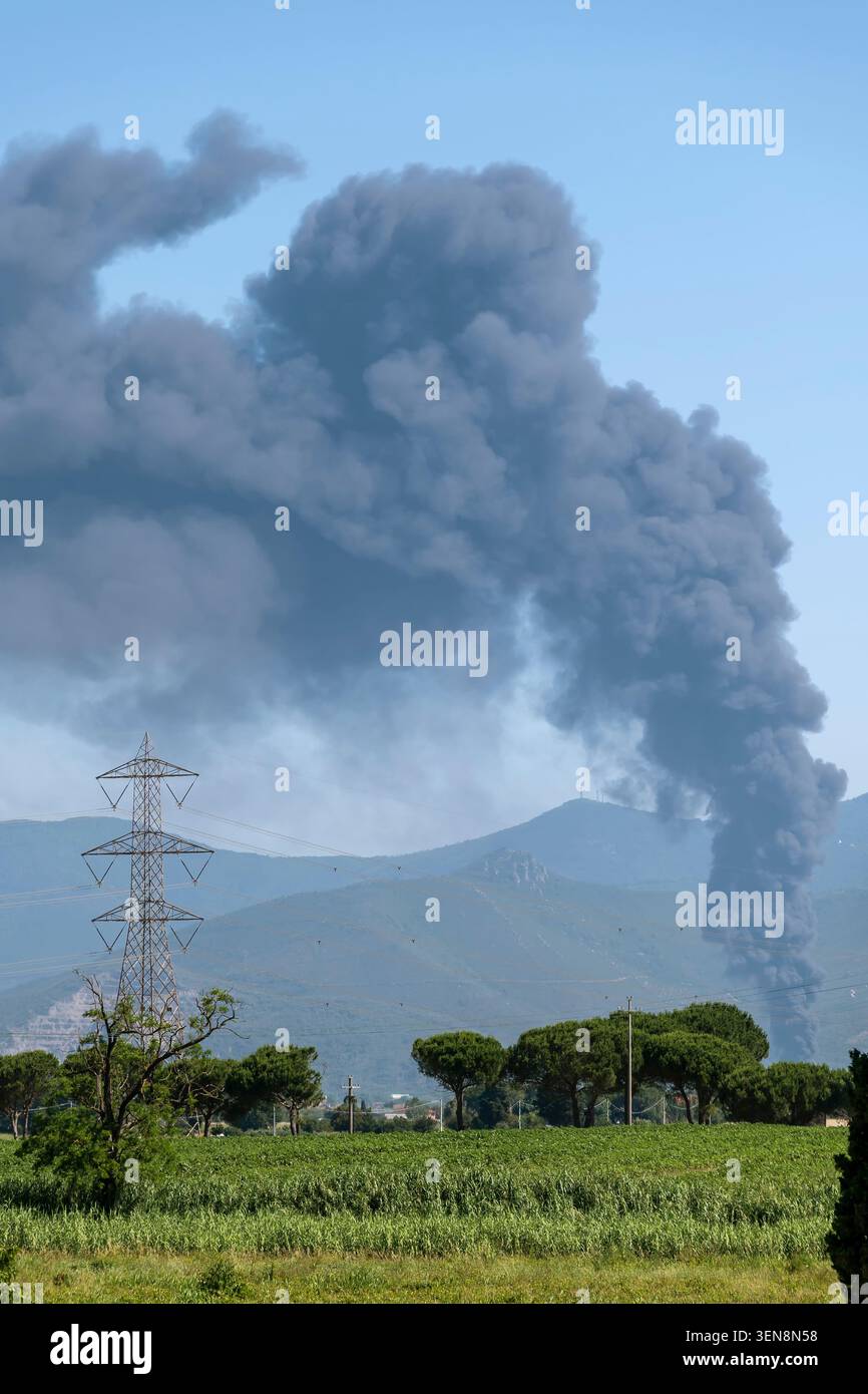 La nube tossica che dall'8 giugno 2026 e per i giorni successivi minacciava la salute pubblica in provincia di Pisa Foto Stock