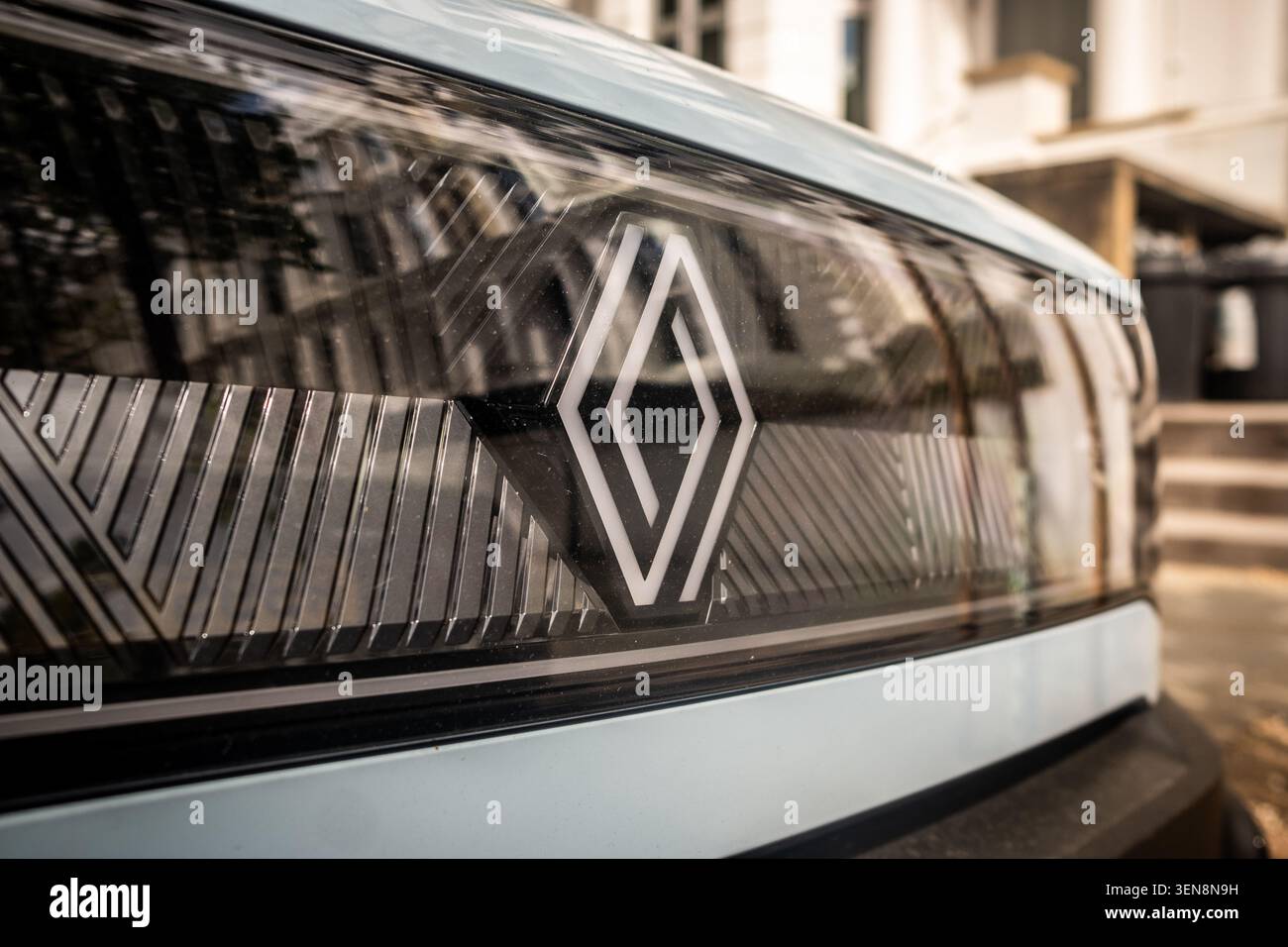 LONDRA - 18 APRILE 2026: Primo piano del logo dell'auto elettrica del SUV Renault Crossover Foto Stock
