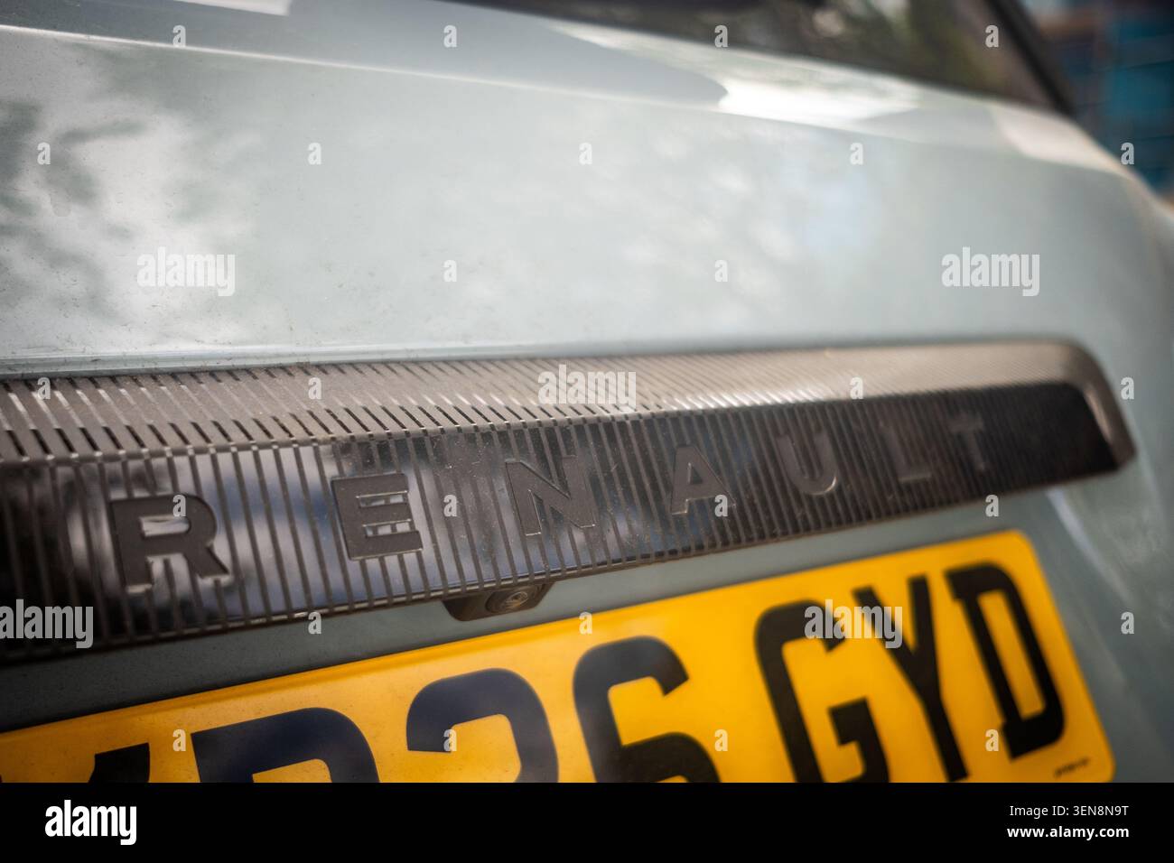 LONDRA - 18 APRILE 2026: Primo piano del logo dell'auto elettrica del SUV Renault Crossover Foto Stock