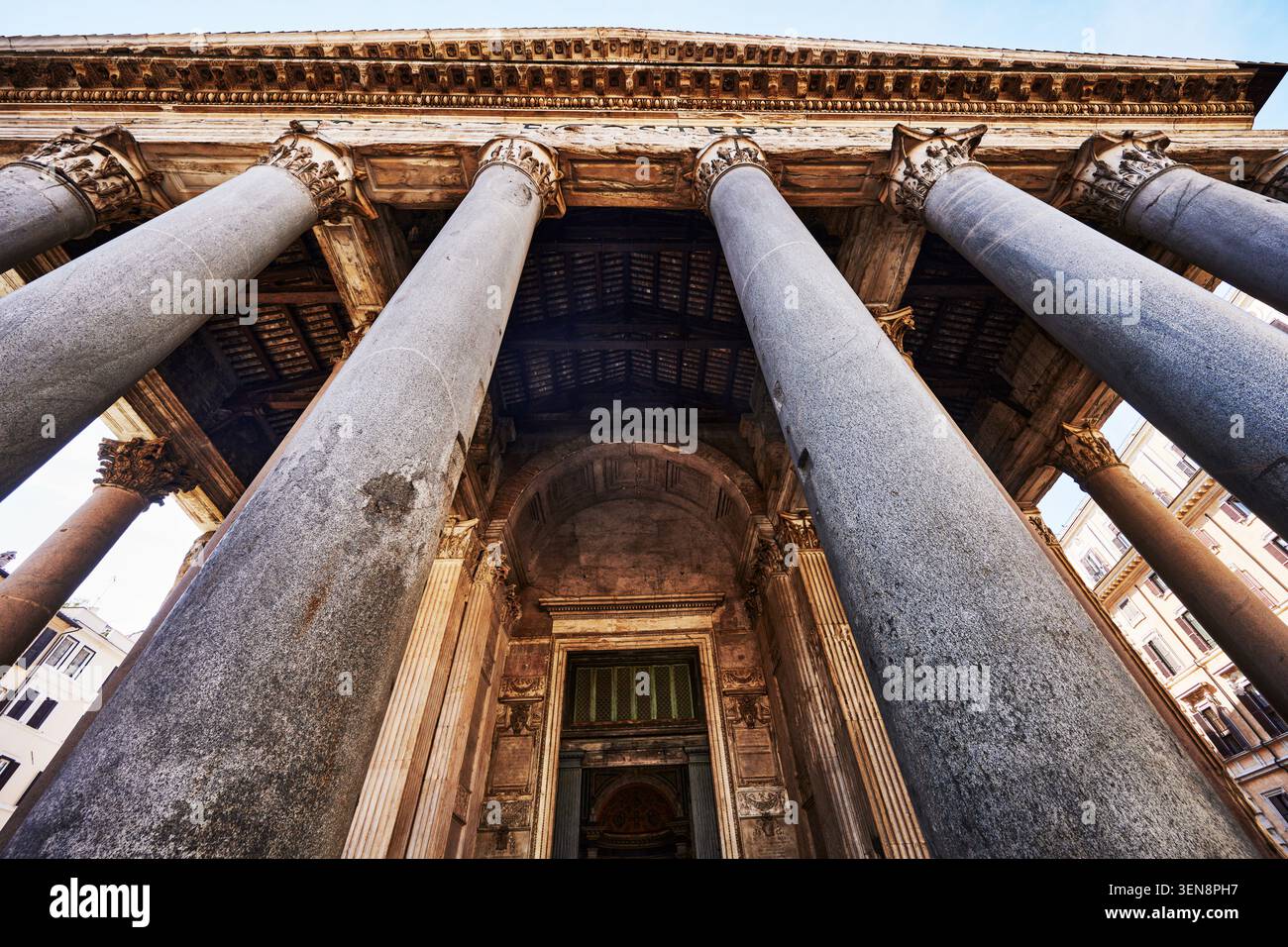 Prospettiva a basso angolo del portico del Pantheon (125–128 d.C.) un antico tempio romano notevolmente conservato, Roma, Italia, Europa Foto Stock