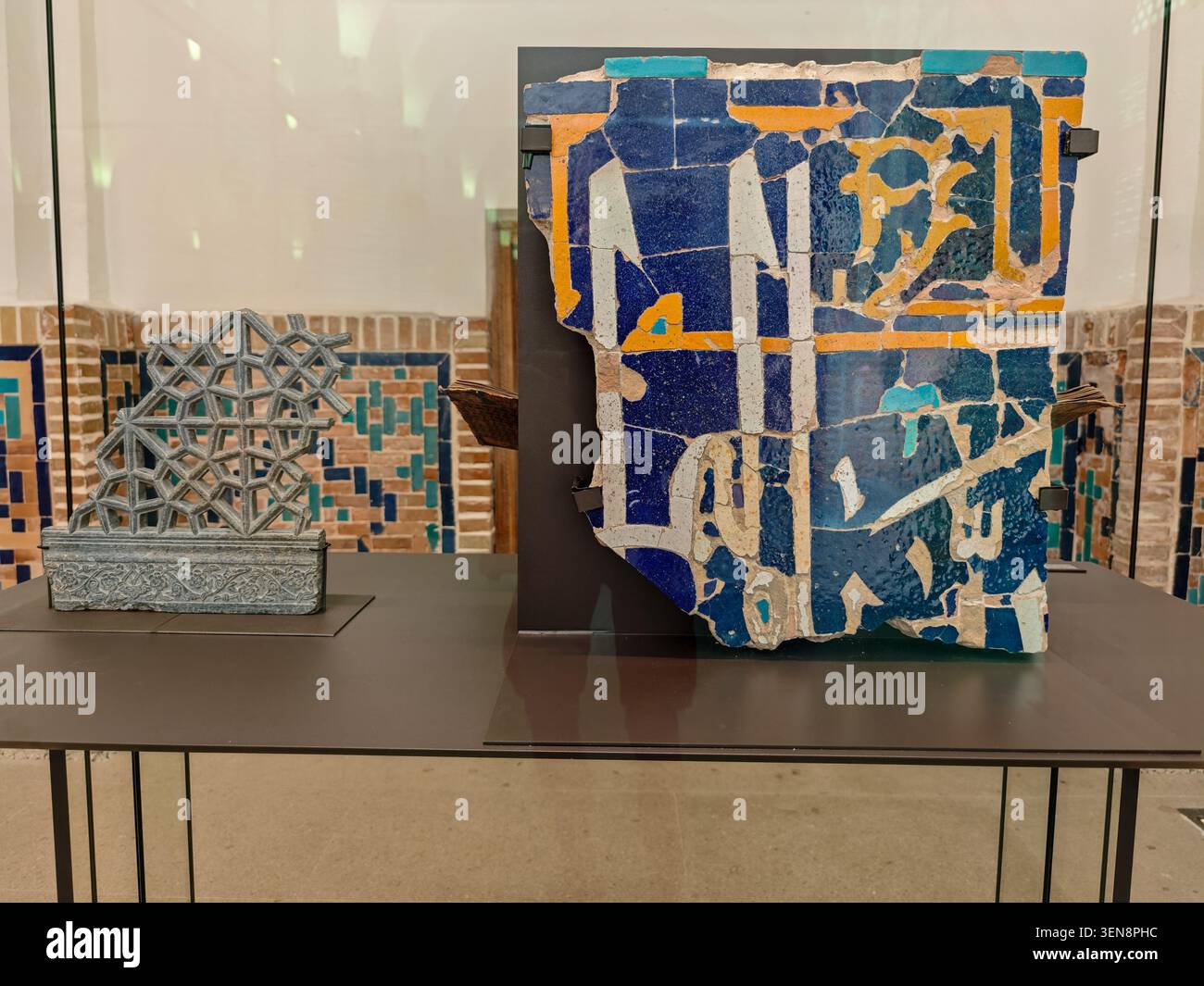 Samarcanda, Uzbekistan - 4 maggio 2025: Oggetti del museo sull'edificio della Madrasa Tilya-Kori a Samarcanda in Uzbekistan Foto Stock