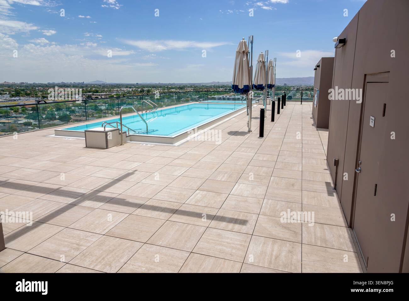 Phoenix, Arizona, Optima Biltmore, piscina sul tetto, piscina a sfioro, terrazza con piscina, servizi di lusso, complesso residenziale, ringhiera di vetro, stile urbano del resort Foto Stock
