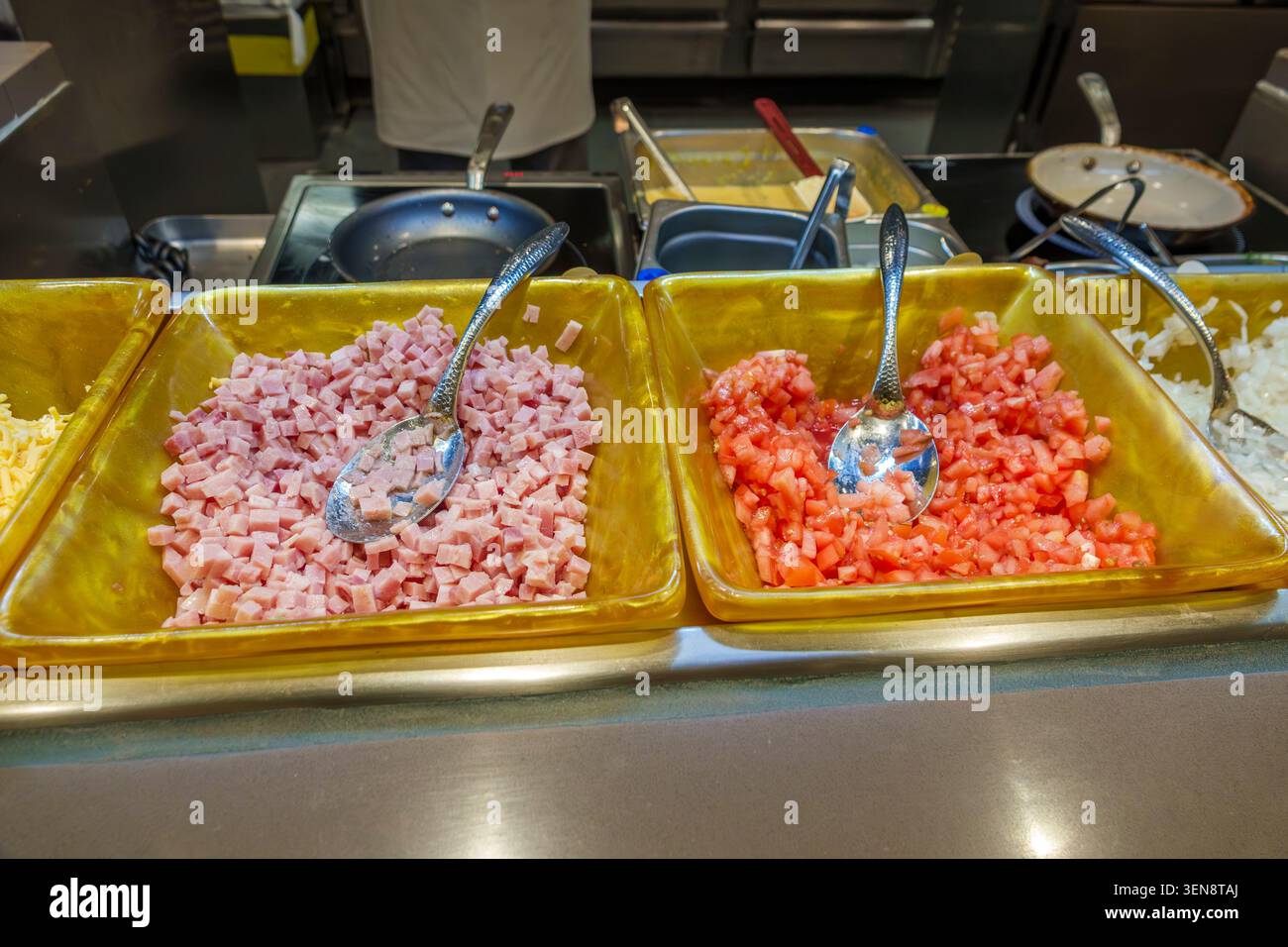 Oceano Pacifico, nave da crociera norvegese NCL Joy Ship, prosciutto a dadini, pomodori a dadini, ingredienti per omelette, condimenti per la colazione, preparazione del cibo, postazione colazione, che Foto Stock