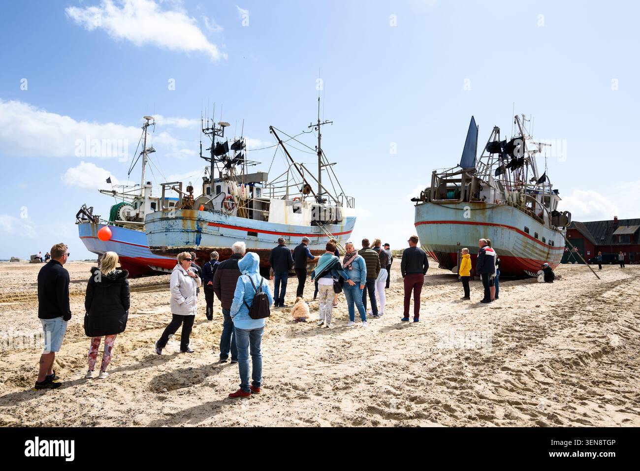 Thorup Strand, Jutland settentrionale, Danimarca. 23 maggio 2020. Barche da pesca tradizionali varate dalla spiaggia tirate sulla riva del Jammerbugt Foto Stock
