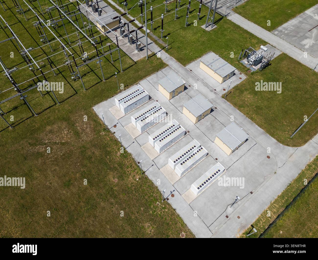 Vista aerea di BESS - sistema di accumulo dell'energia a batteria integrato con una sottostazione elettrica incentrata sulla gestione delle energie rinnovabili. Foto Stock