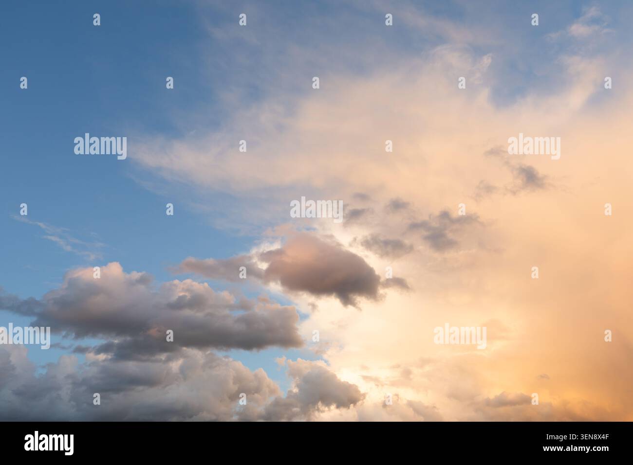 Splendide nuvole e sfondo blu al tramonto con toni arancioni su Norfolk Inghilterra Regno Unito. Sfondo Cloudscape e Skyscape Foto Stock