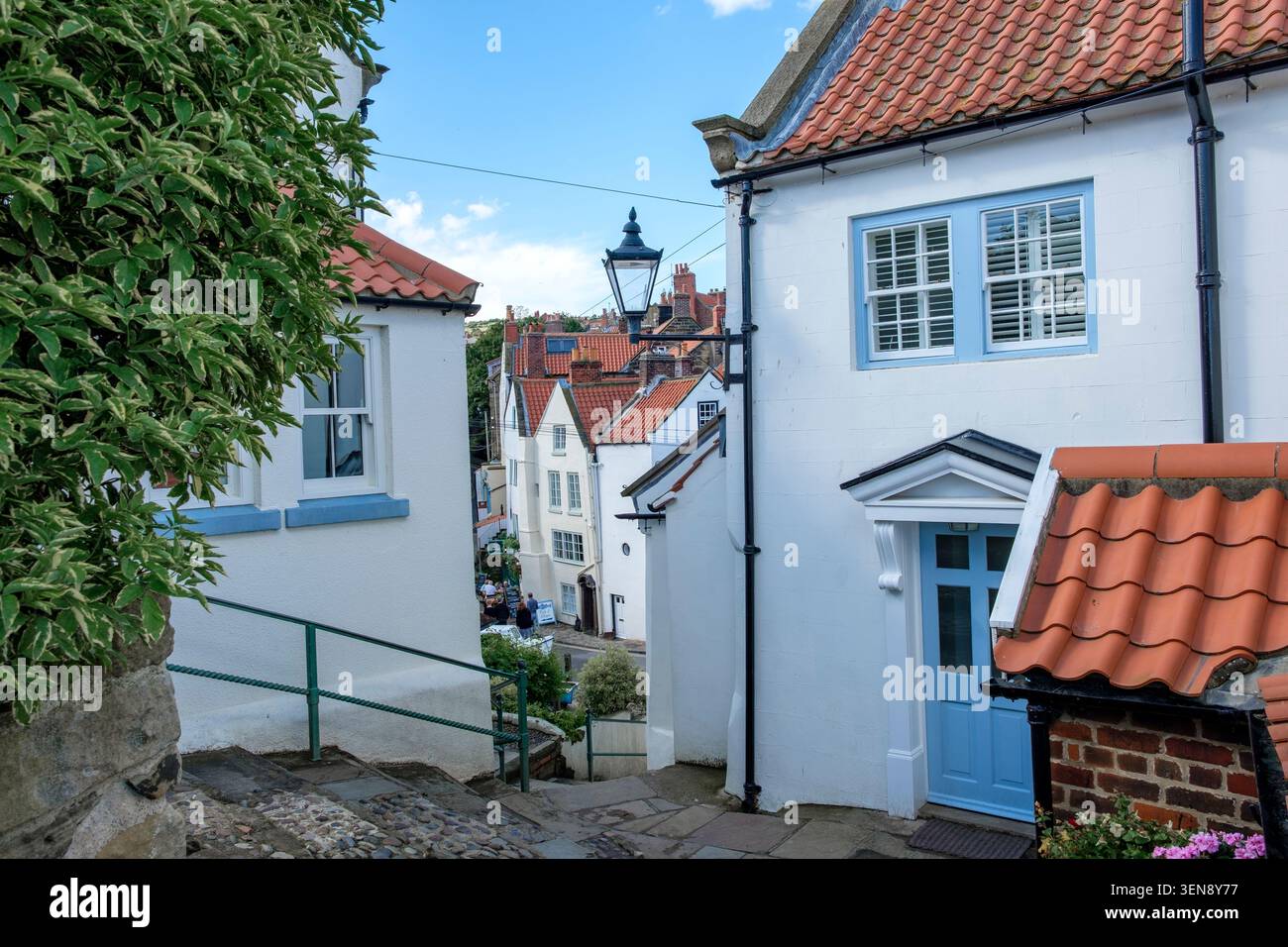 Vicoli e case di pescatori a Robin Hoods Bay Foto Stock