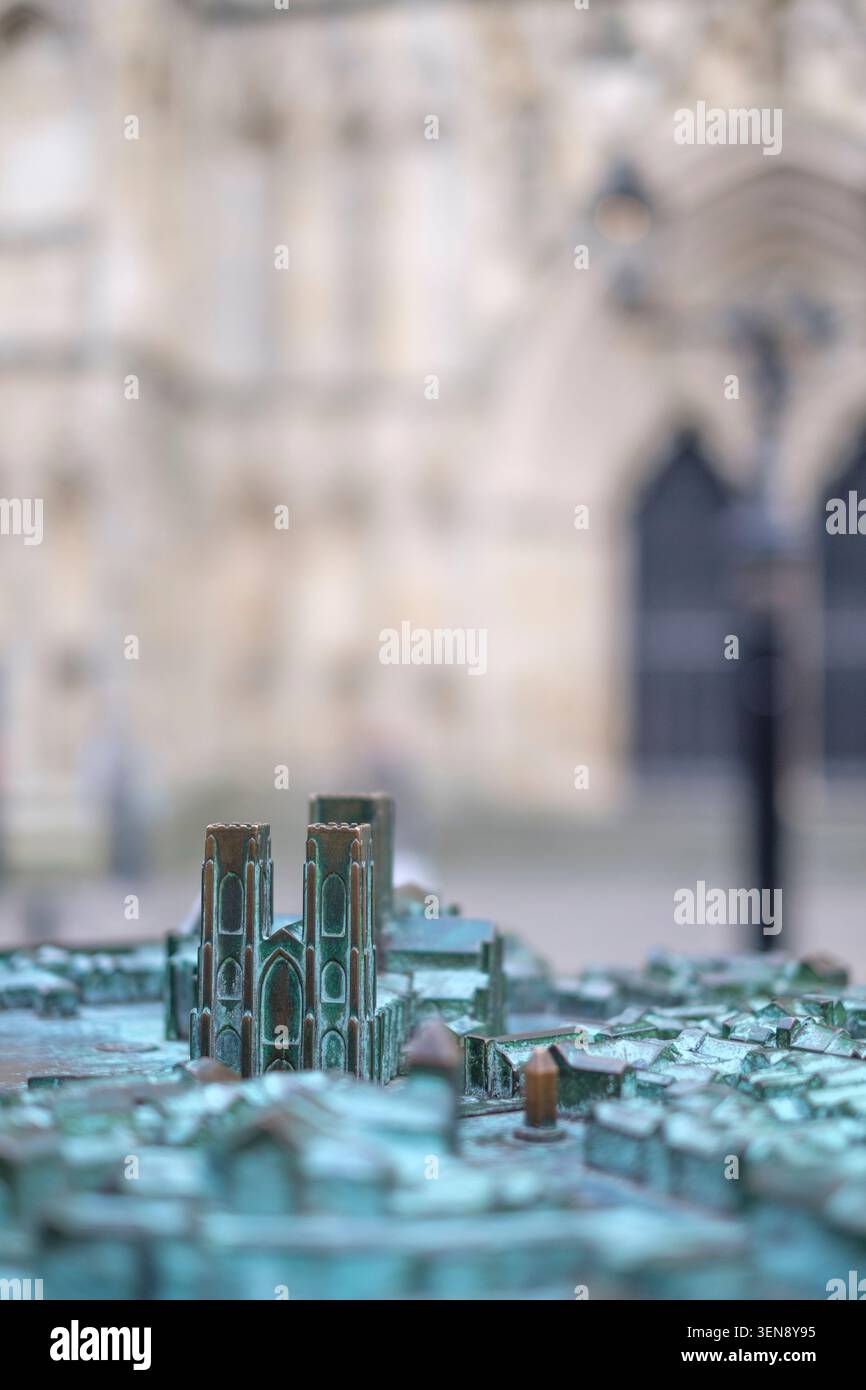 Modello in bronzo della York Minster con York Minster sfocato sullo sfondo Foto Stock