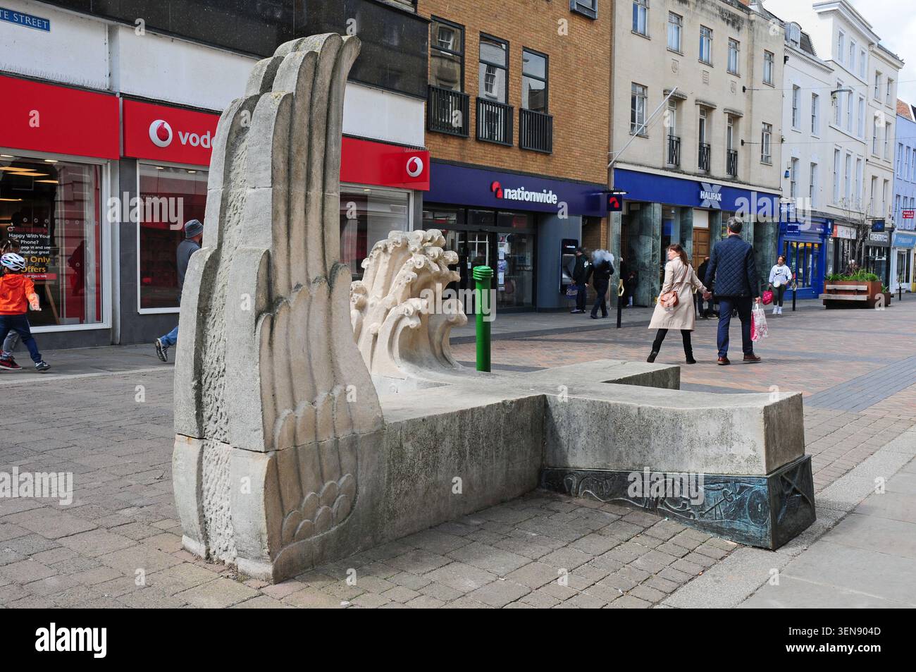 Scultura alla fine di Westgate Street, Gloucesterl. Foto Stock