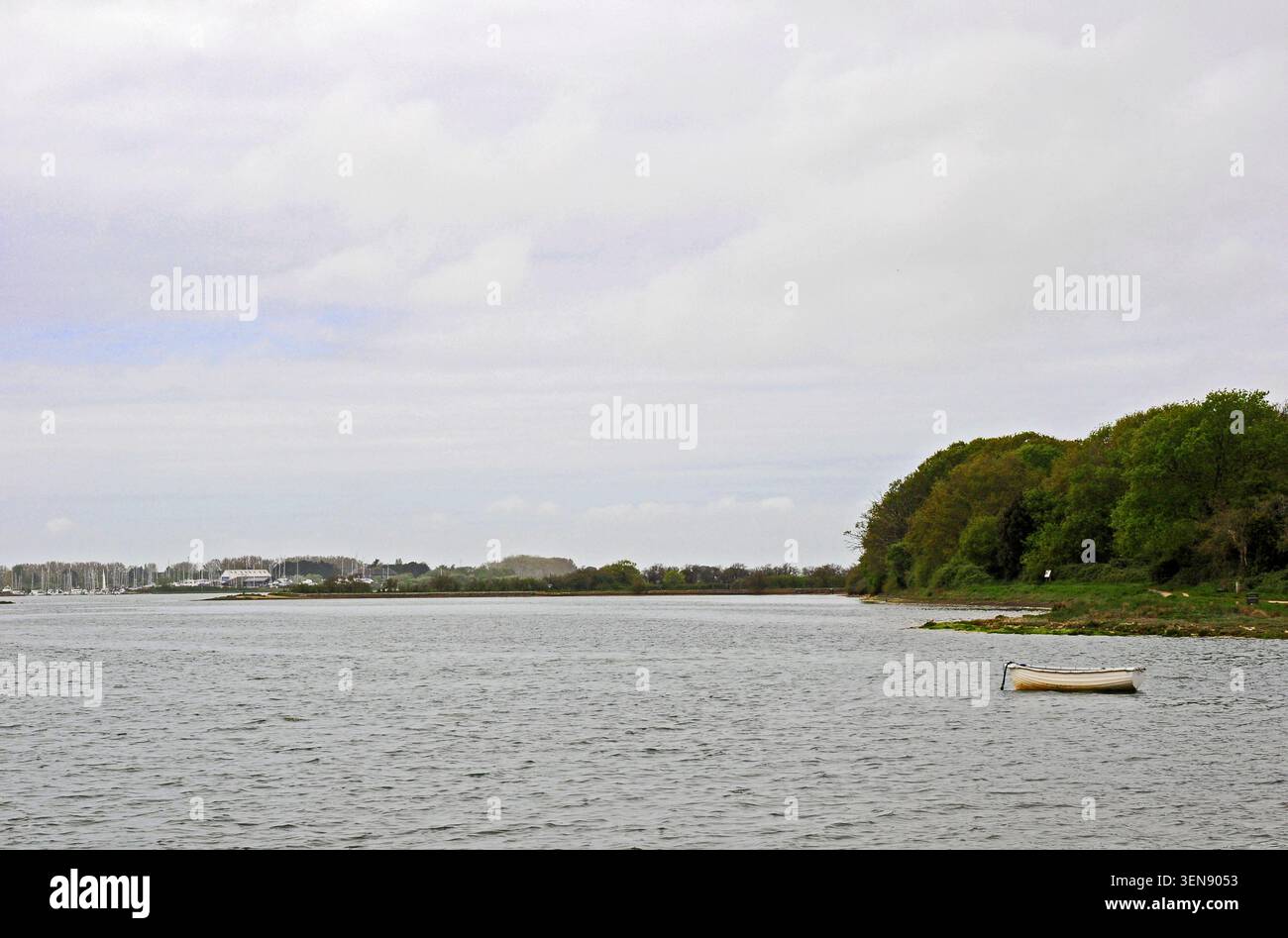 Nuvoloso e ventilato giorno di primavera, Emsworth, Hampshire. Foto Stock
