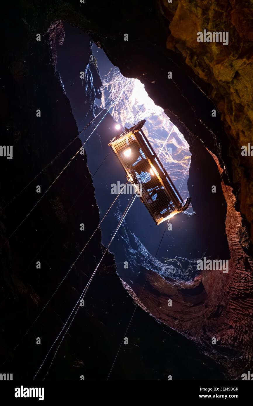 L'ascensore di un pulitore per finestre vi porta giù per oltre 200 m nella gola vulcanica di Thrihnukagigur. Vista del soffitto dell'esclusivo camice di lava colorato Foto Stock
