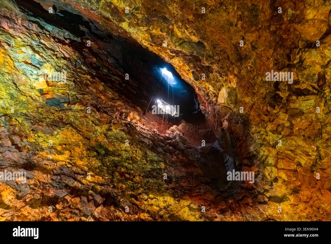 L'ascensore di un pulitore per finestre vi porta giù per oltre 200 m nella gola vulcanica di Thrihnukagigur. Vista del soffitto dell'esclusivo camice di lava colorato Foto Stock