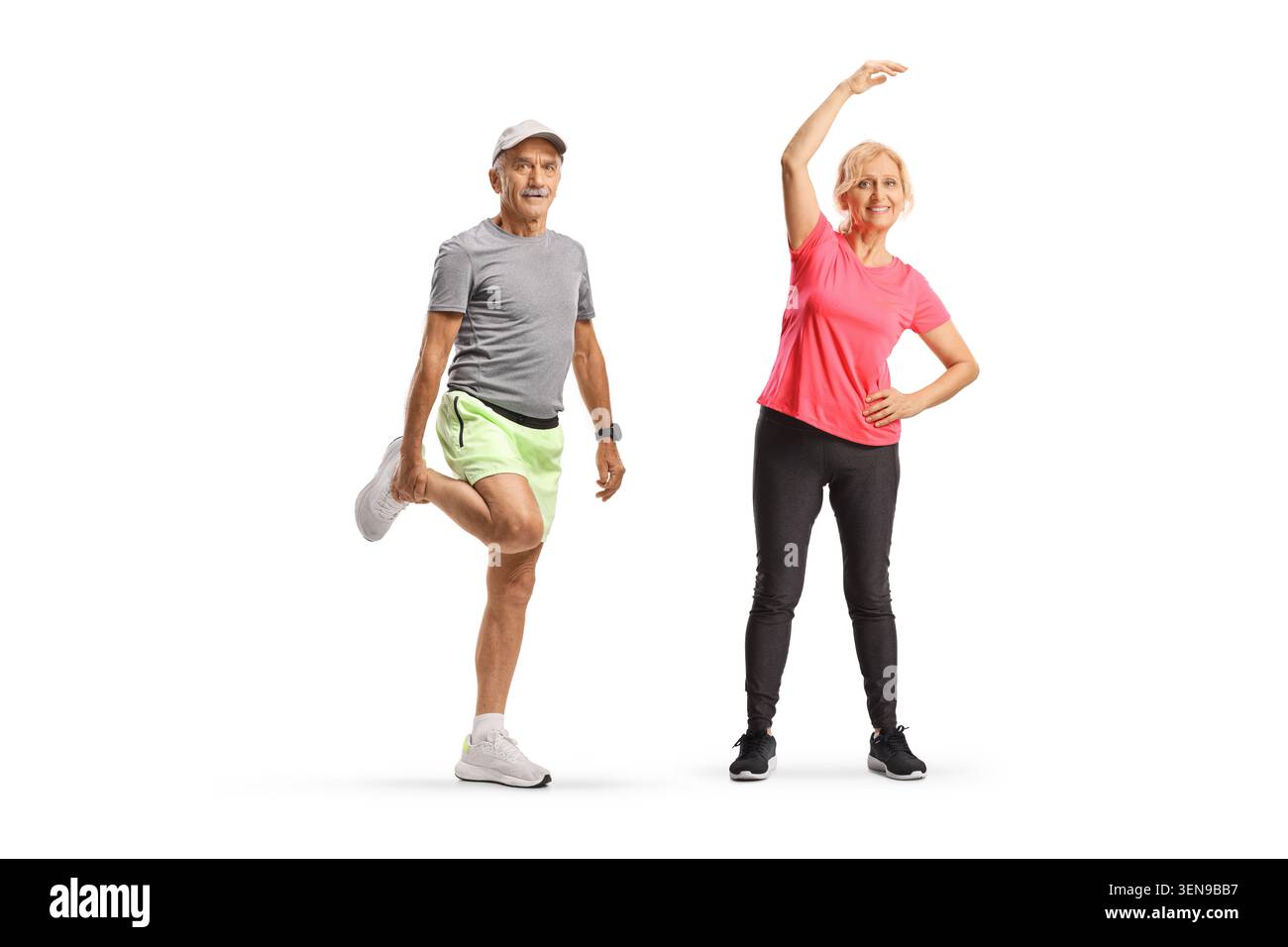 Uomo e donna anziani in abbigliamento sportivo stretching e esercizio fisico insieme isolati su sfondo bianco Foto Stock