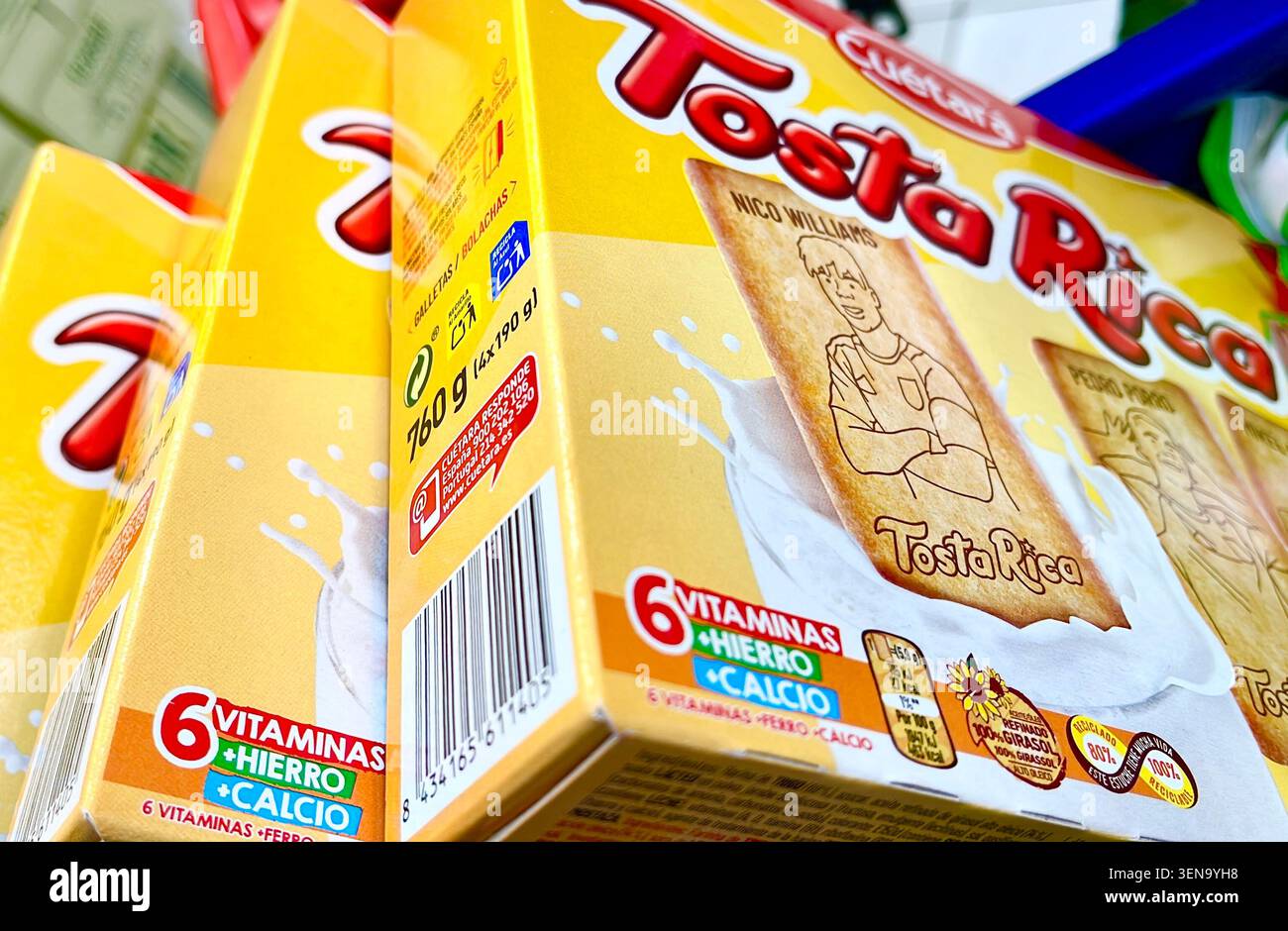 Scatole di TostaRica fatte da Cuétara biscotti dolci rettangolari con la Coppa del mondo spagnola 2026 supermercato calciatori Santander Cantabria Spagna Europa - Immagine stock catturata con smartphone