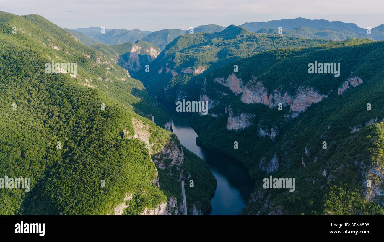Panorama aereo del canyon del fiume Drina che si snoda attraverso ripide valli di montagna e lussureggianti foreste verdi Foto Stock