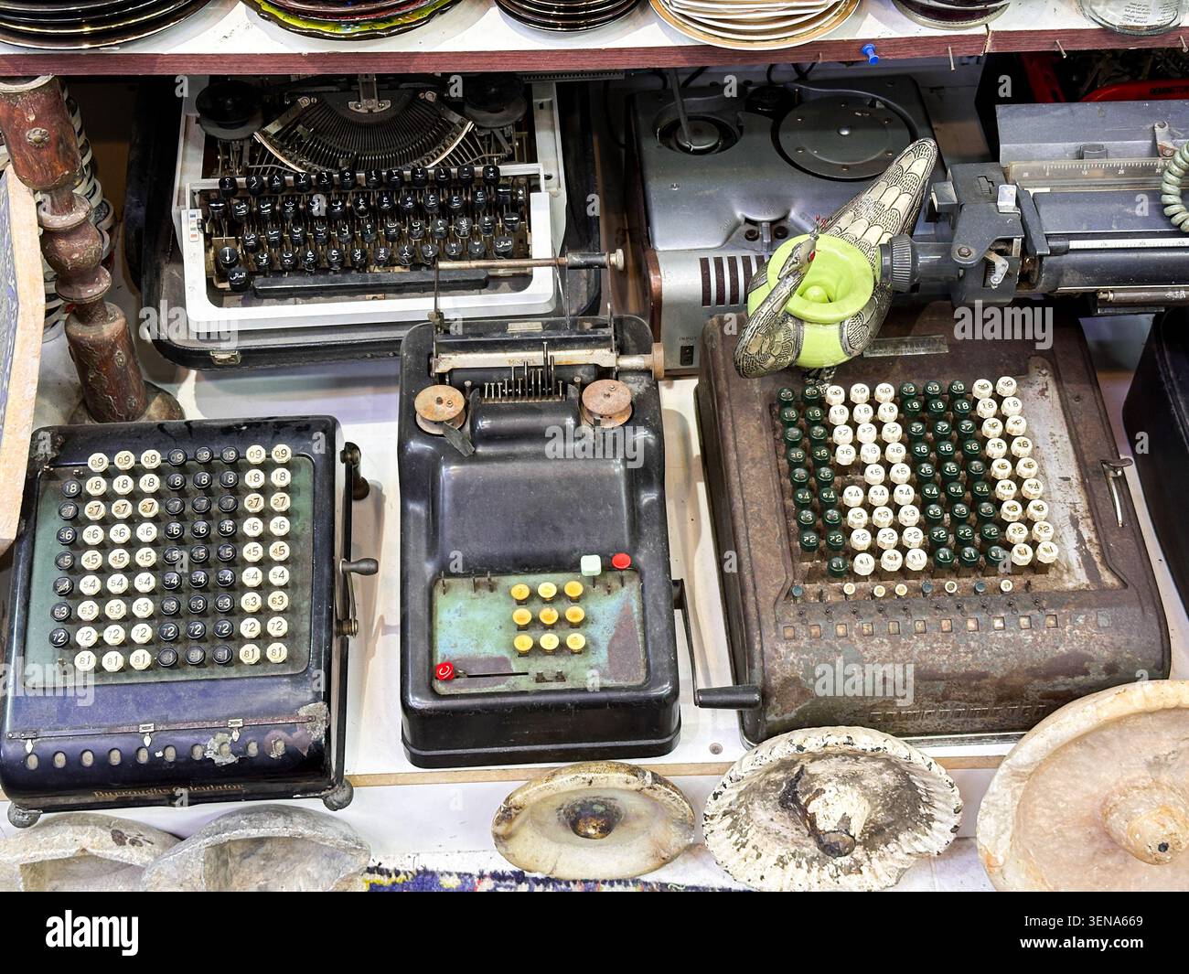 Una collezione di dispositivi meccanici antichi, registratori di cassa in metallo vintage e macchine di calcolo manuale classiche, dall'inizio alla metà del XX secolo Foto Stock