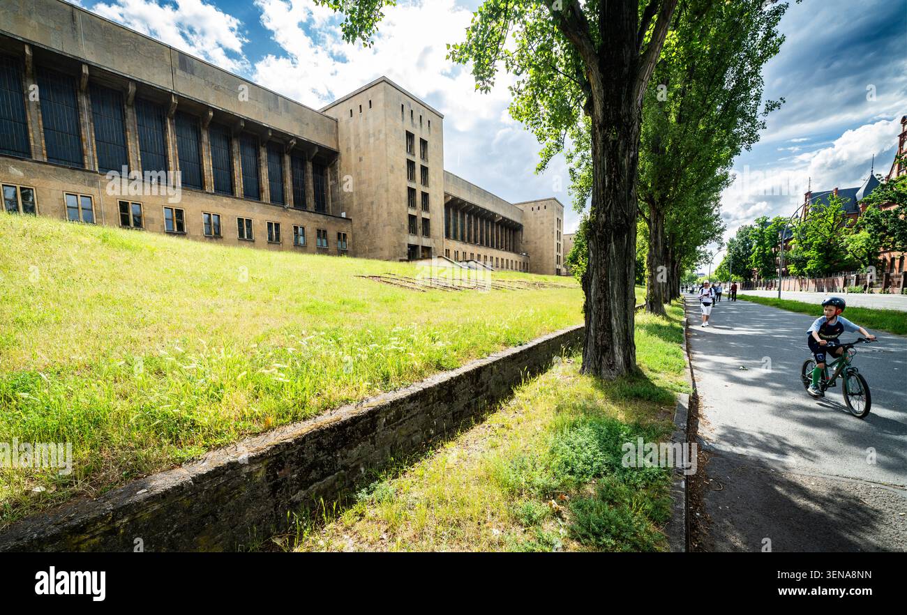 Ex aeroporto di Tempelhof, monumentale architettura nazista di Ernst Sagebiel, Berlino, Germania. Completet nel 1941 era l'edificio più grande del mondo. Foto Stock