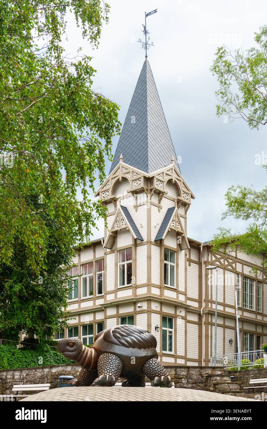 Simbolo dell'identità di Jurmala con la famosa scultura di tartarughe accanto all'architettura storica del resort a Jurmala, Lettonia, che simboleggia il carattere locale e Foto Stock