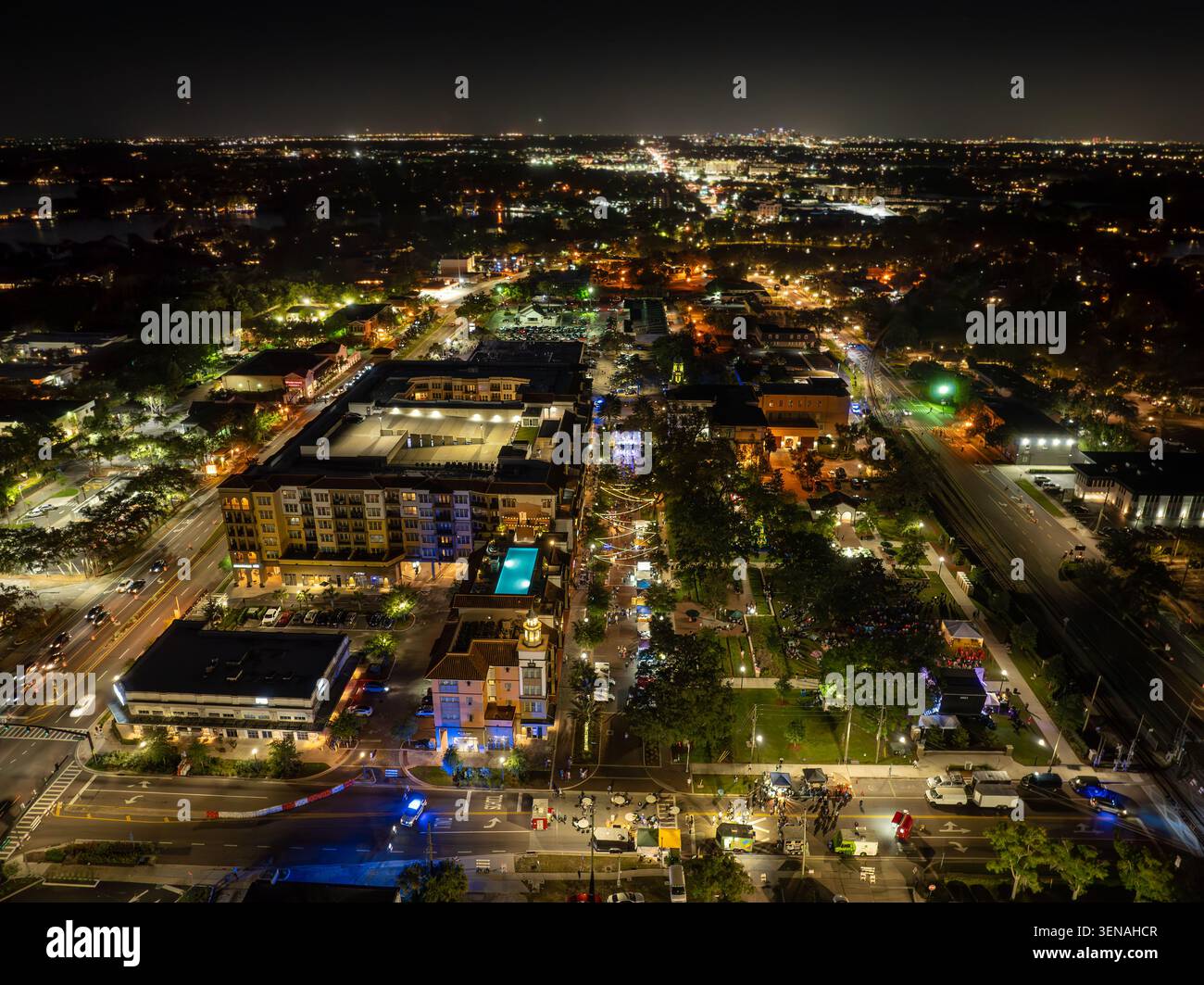 Fotografia aerea di Maitland, Florida, Stati Uniti. Lo skyline di Orlando in lontananza. 5 aprile 2024. Foto Stock