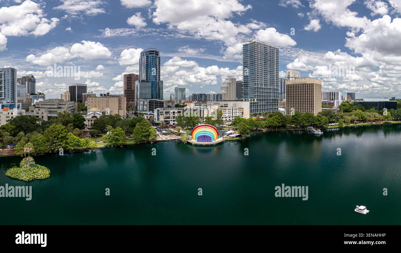 Fotografia aerea grandangolare del lago Eola nel centro di Orlando, Florida, Stati Uniti. 4 maggio 2024. Foto Stock