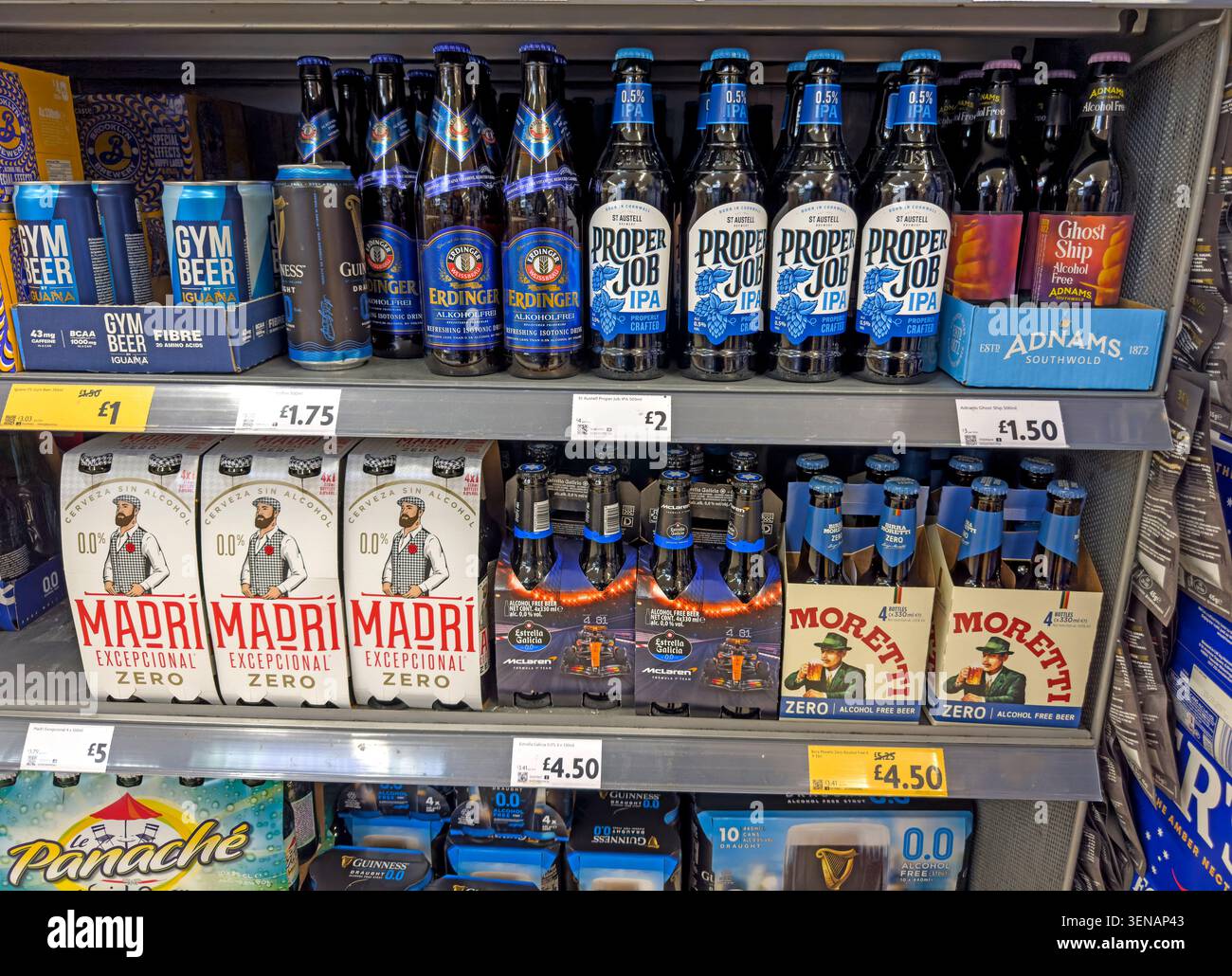 Morrisons senza alcool , basso alcool, varietà di bevande con 0,0 birre, bottiglie a basso contenuto alcolico e alternative lager senza alcool Foto Stock