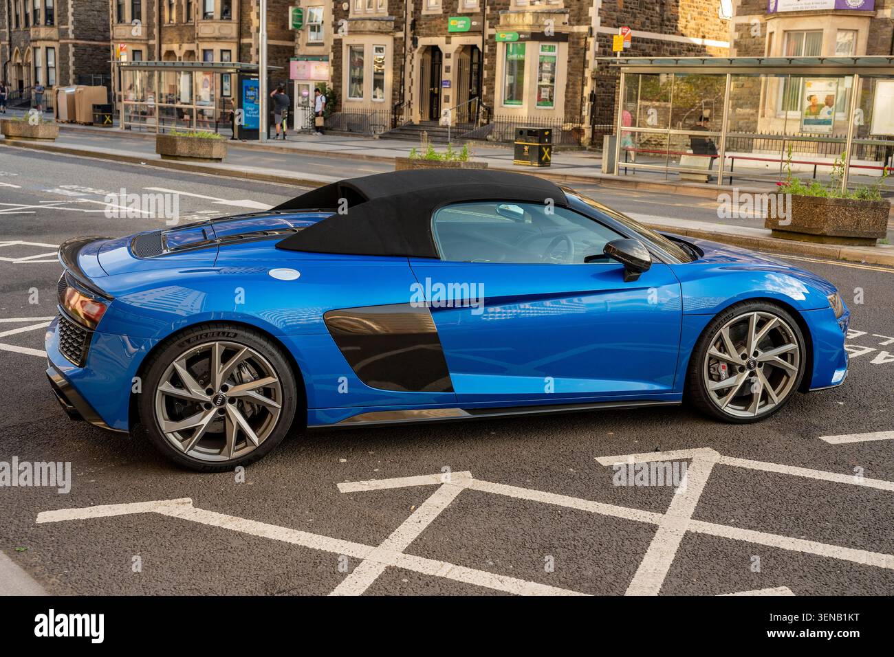 Audi R8 V10 2022 in Ara Blue parcheggiata nel centro di Cardiff. Foto Stock