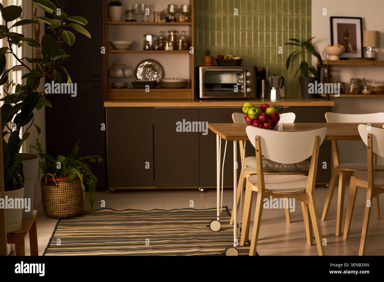 Gli interni della cucina di casa offrono un'accogliente area pranzo per famiglie Foto Stock