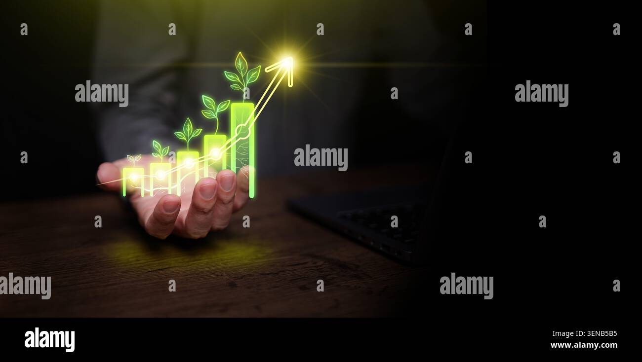 Grafico in crescita verde con linea di tendenza in aumento, freccia verso l'alto, piante germoglianti che emergono dalla mano su uno spazio di copia scuro. Crescita sostenibile, investimenti ESG, f Foto Stock