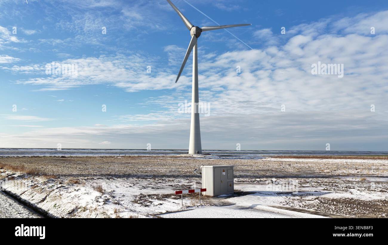 Turbine eoliche che generano energia rinnovabile nel paesaggio invernale Foto Stock