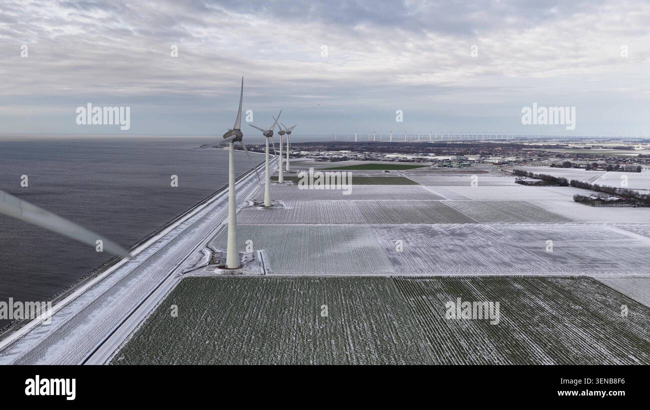Vista aerea delle turbine eoliche che generano energia pulita in inverno Foto Stock