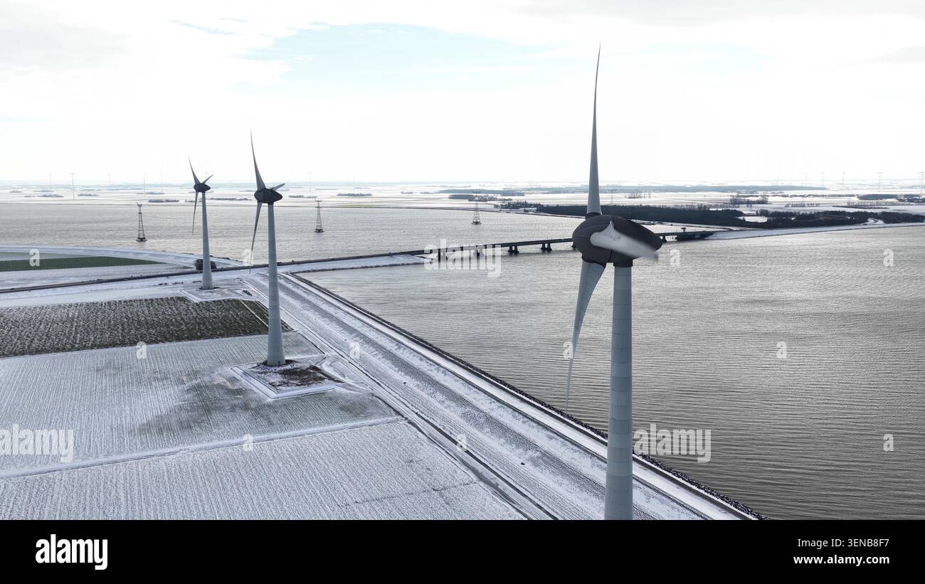 Turbine eoliche offshore che generano energia pulita in inverno Foto Stock