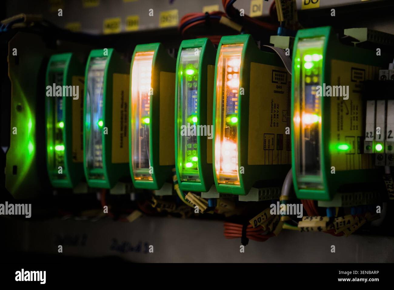 Primo piano concettuale dell'indicazione LED illuminante su componenti elettronici modulari all'interno del sistema di controllo dell'automazione Foto Stock