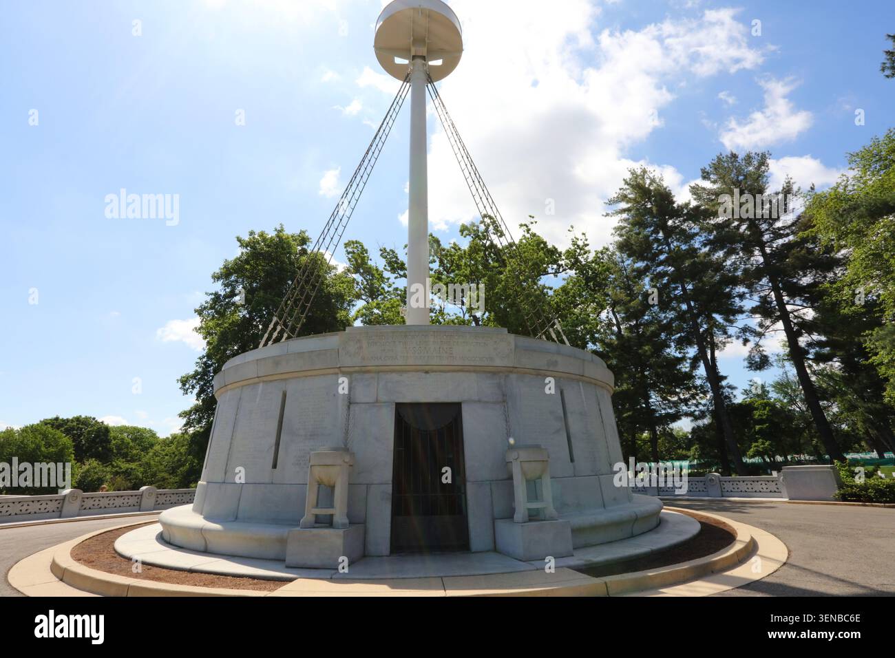 I raggi di luce del sole si diffondono sul memoriale VSS Maine presso il cimitero nazionale di Arlington, Virginia, Stati Uniti, in una luminosa giornata primaverile Foto Stock
