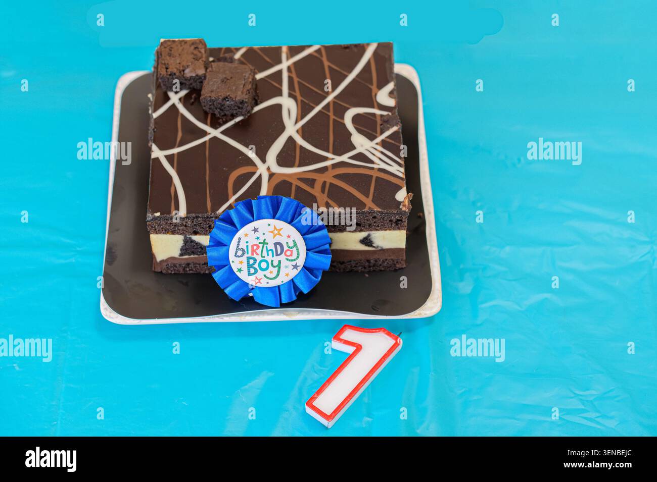 Torta di compleanno con una candela numero uno preparata per la prima festa di compleanno di un ragazzo all'interno. Foto Stock