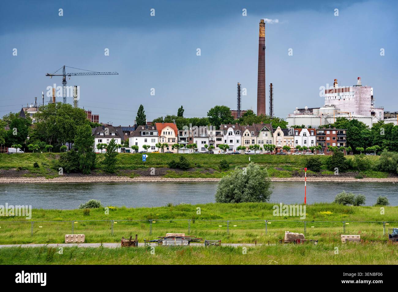 Edifici residenziali sul Reno vicino a Duisburg-Homberg, a Wilhelmallee, con l'ex stabilimento chimico Venator alle spalle; dal febbraio 2026, esso Foto Stock