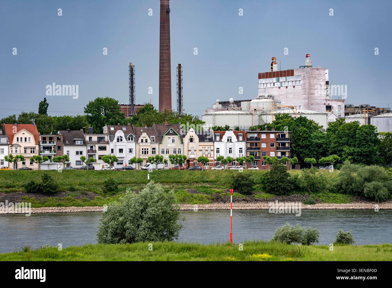 Edifici residenziali sul Reno vicino a Duisburg-Homberg, a Wilhelmallee, con l'ex stabilimento chimico Venator alle spalle; dal febbraio 2026, esso Foto Stock