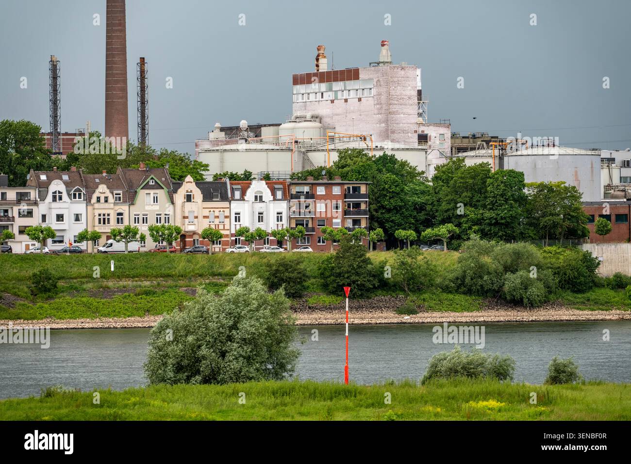 Edifici residenziali sul Reno vicino a Duisburg-Homberg, a Wilhelmallee, con l'ex stabilimento chimico Venator alle spalle; dal febbraio 2026, esso Foto Stock