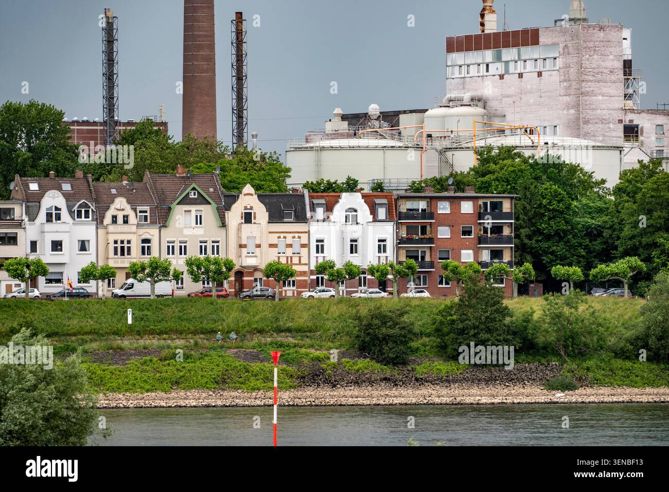 Edifici residenziali sul Reno vicino a Duisburg-Homberg, a Wilhelmallee, con l'ex stabilimento chimico Venator alle spalle; dal febbraio 2026, esso Foto Stock