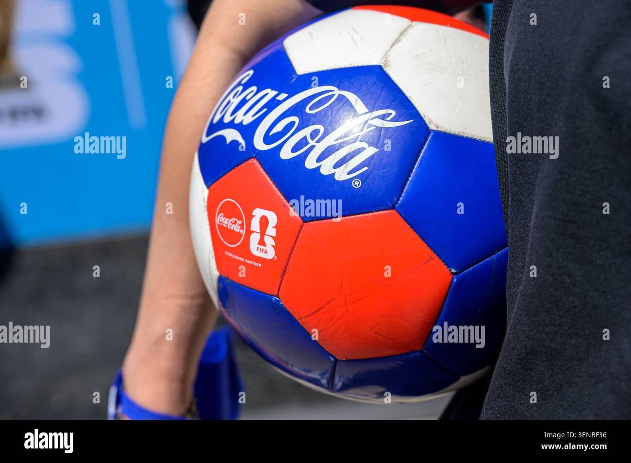 Primo piano di un pallone promozionale di calcio della Coppa del mondo FIFA tenuto da un partecipante a un evento pubblico. Foto Stock