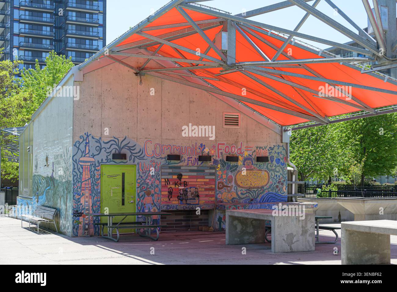 Spazio gastronomico locale con pittoreschi murali e un baldacchino rosso nel Regent Park. Foto Stock