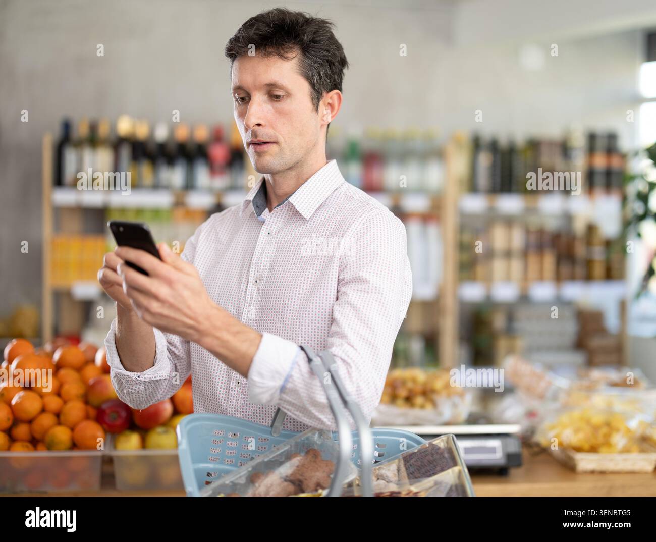 l'uomo fa una videochiamata Foto Stock