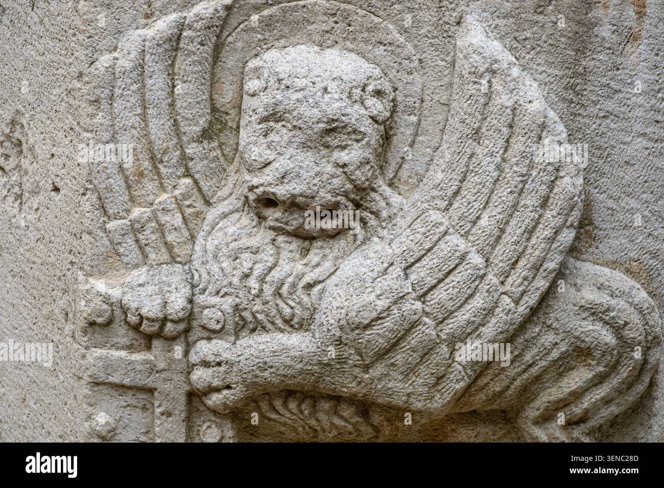 Una scultura del leone alato di San Marco, un simbolo veneziano, datata 1475, su un pozzo della città vecchia, l'isola di Hvar, Croazia Foto Stock